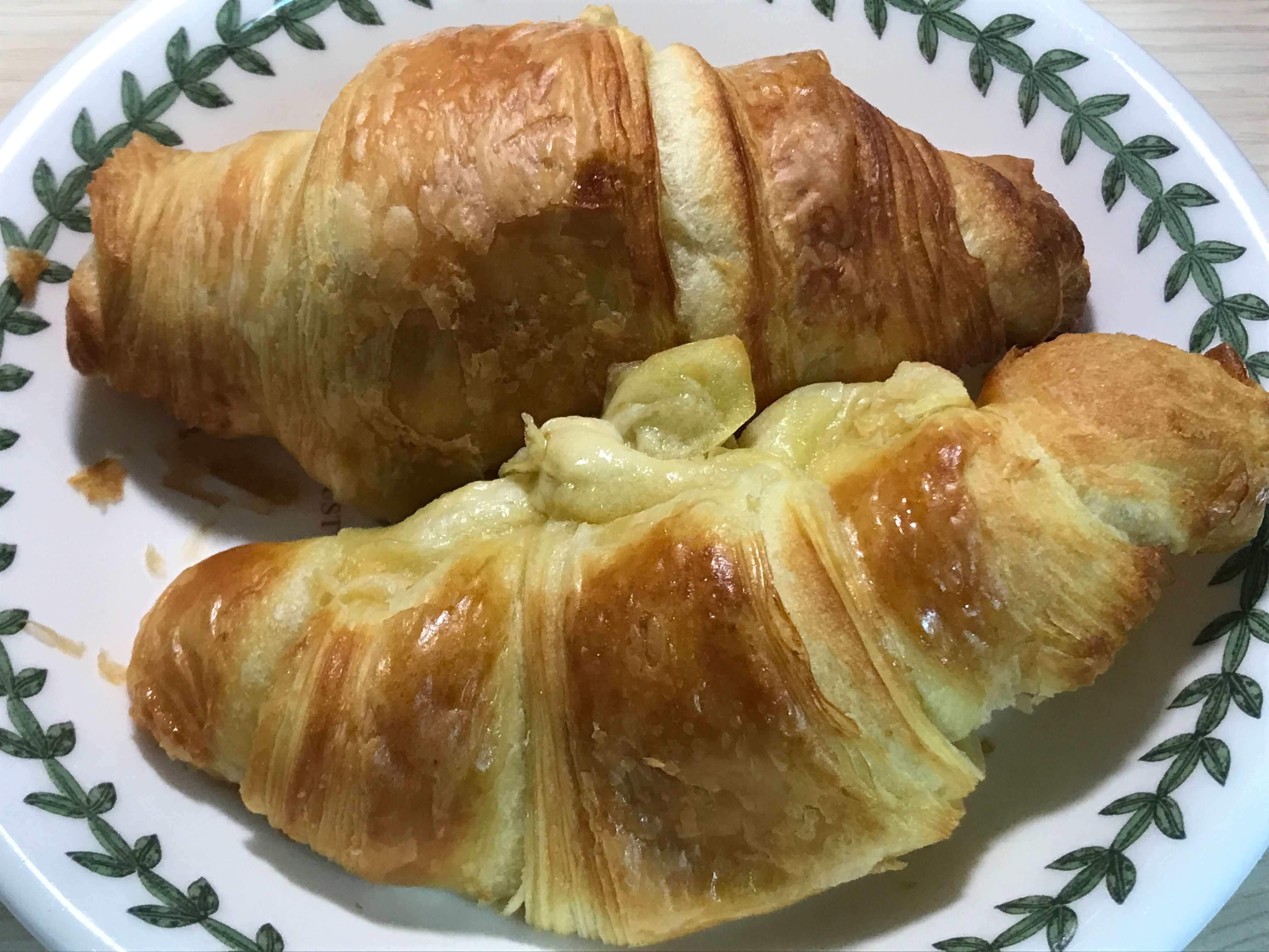 크루아상 생지를 에어프라이어에 구운 것