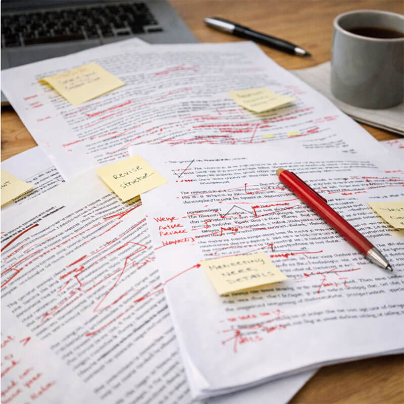 재작업 증가로 수정 표시가 많은 문서 장면