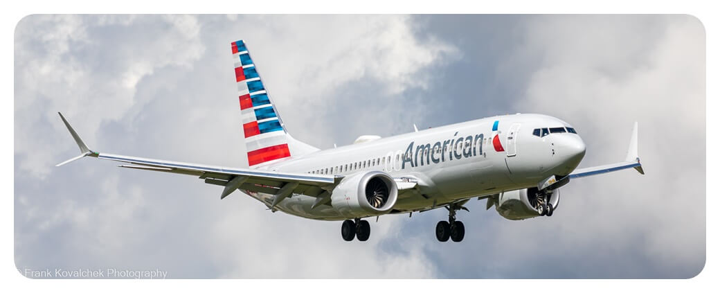 아메리칸항공 B737-8 MAX 비행기가 공항에 있는 모습을 찍은 사진