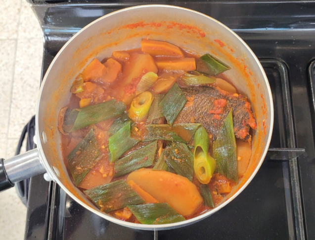 냄비에서 가자미샌선 조림 조리기