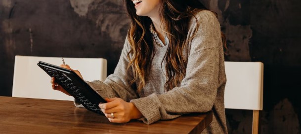 온라인-쇼핑몰-창업-여성-웃고있는-사진