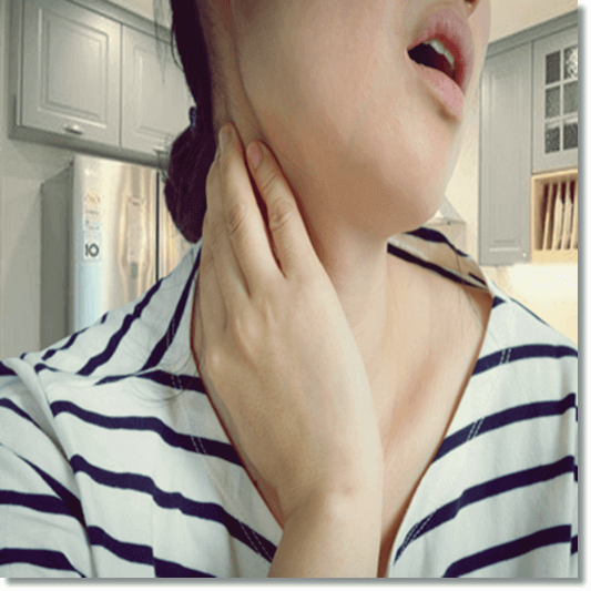 목 잡고 있는 갑산선 질환 여성