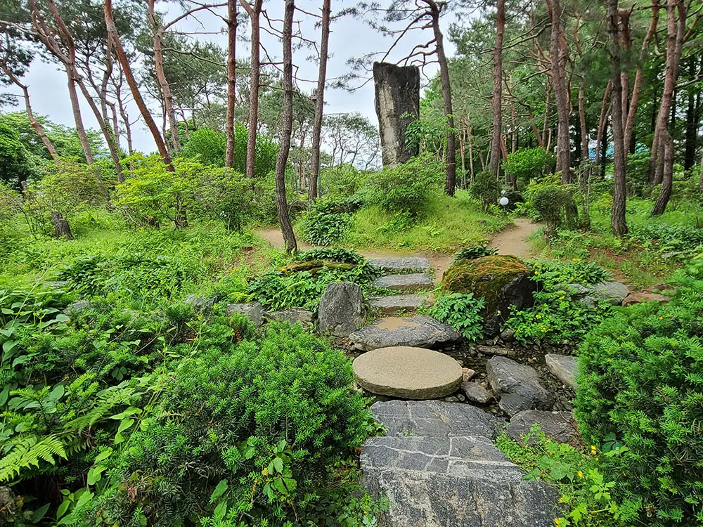 연꽃 정원 세미원의 새싹이 파란 산책길.