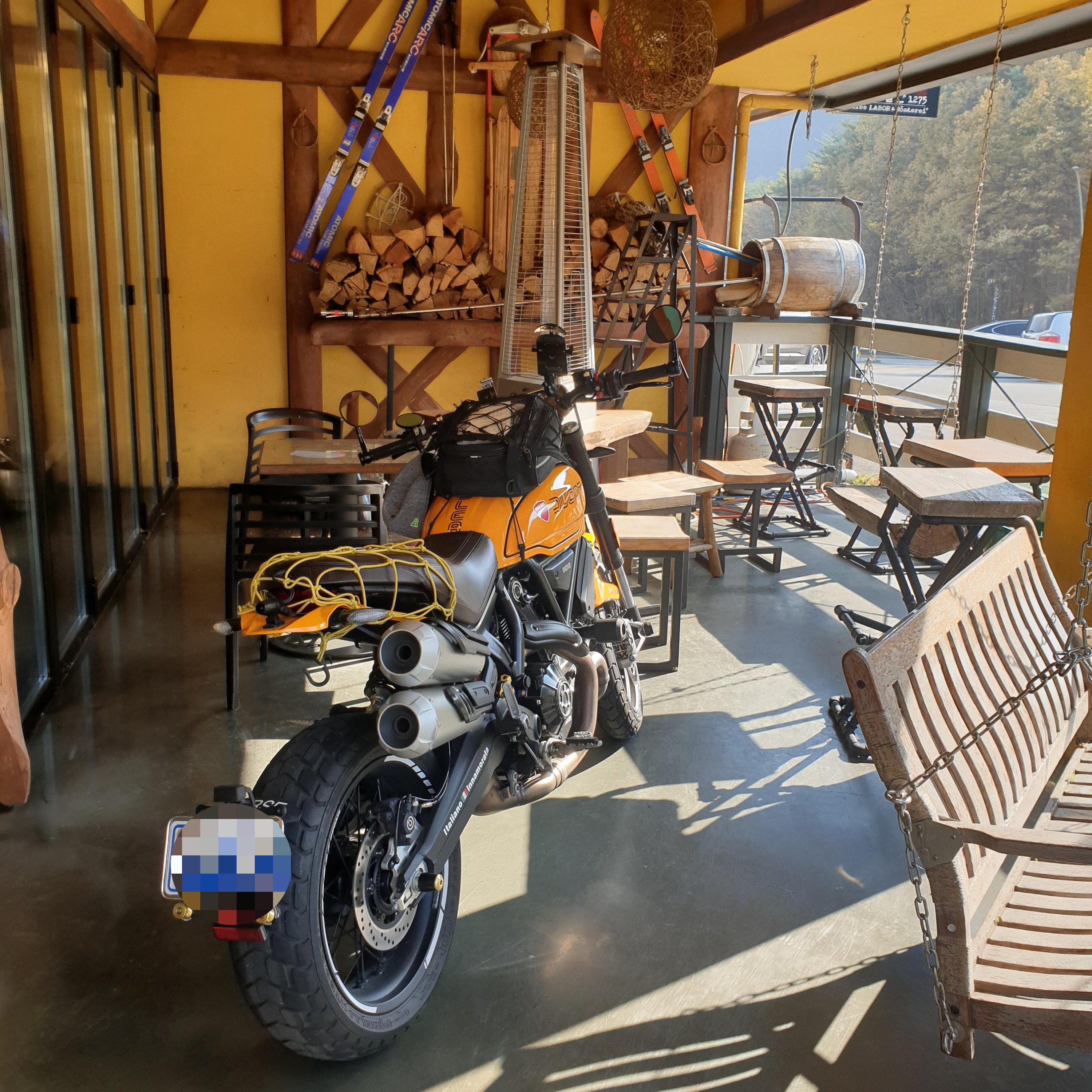 속초 설악산 카페 커피 비밀단 1275_매장 앞 야외 테이블