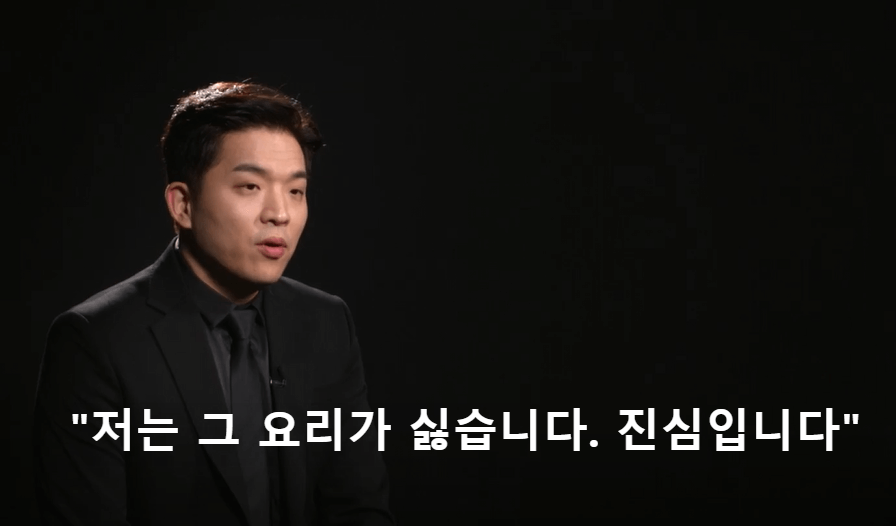 인터뷰하는 안성재 심사위원