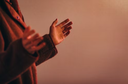 어떤 사람이 박수를 치는 모습