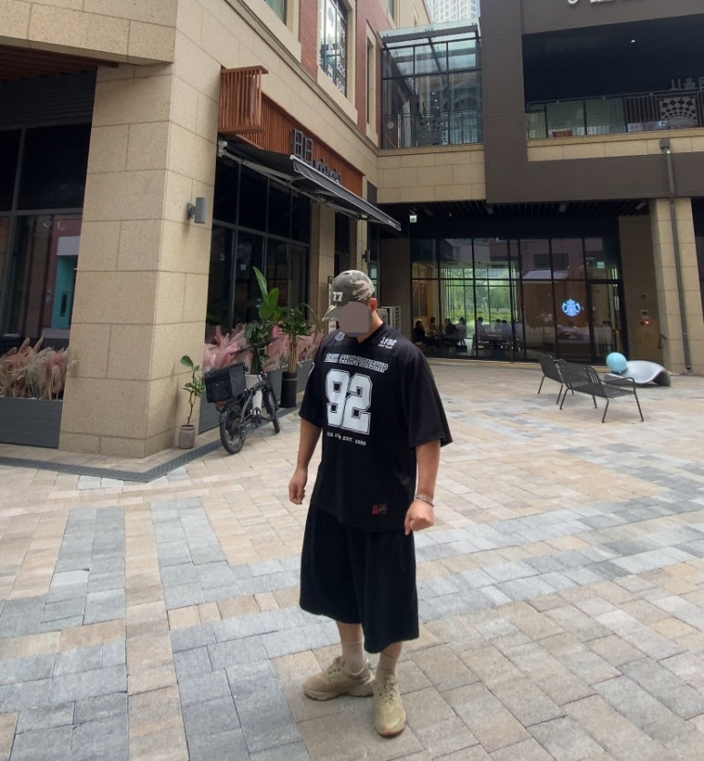 데일리룩('25. 9. 30.)원더플레이스 빈티지워싱 카모 밀리터리 볼캡, 드릭스 럭비오버핏 메시저지 하프 슬리브, 무신사스탠다드 와이드 버뮤다팬츠, 무신사 양말, 아디다스 오즈위고