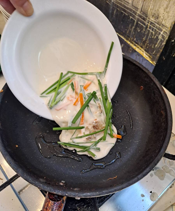 팬에 부침개 재료 붓다