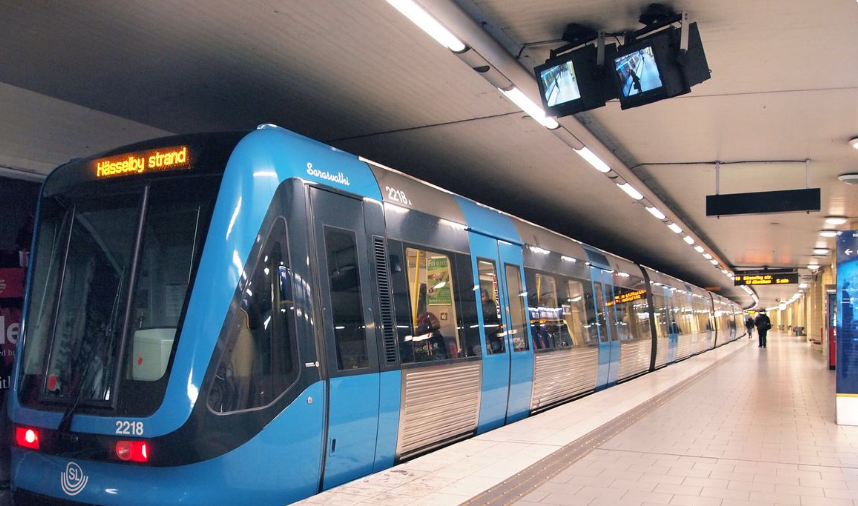 역에 정차하는 지하철