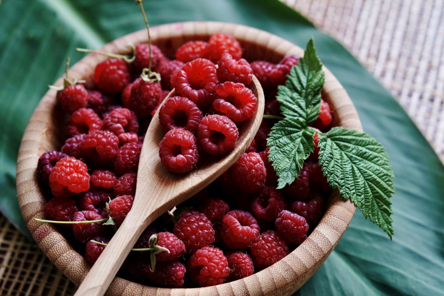 복분자가 담겨진 그릇과 복분자가 한숟갈 퍼진 모습이 보인다.