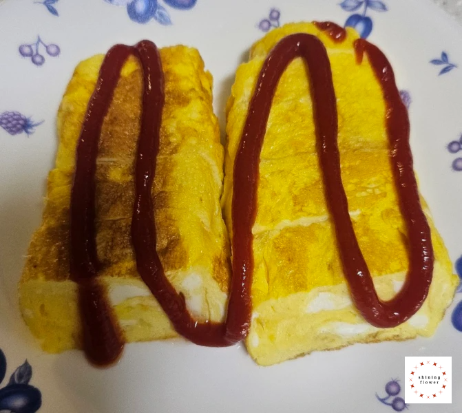 계란말이 완성-아이들용-케첩 뿌린 것