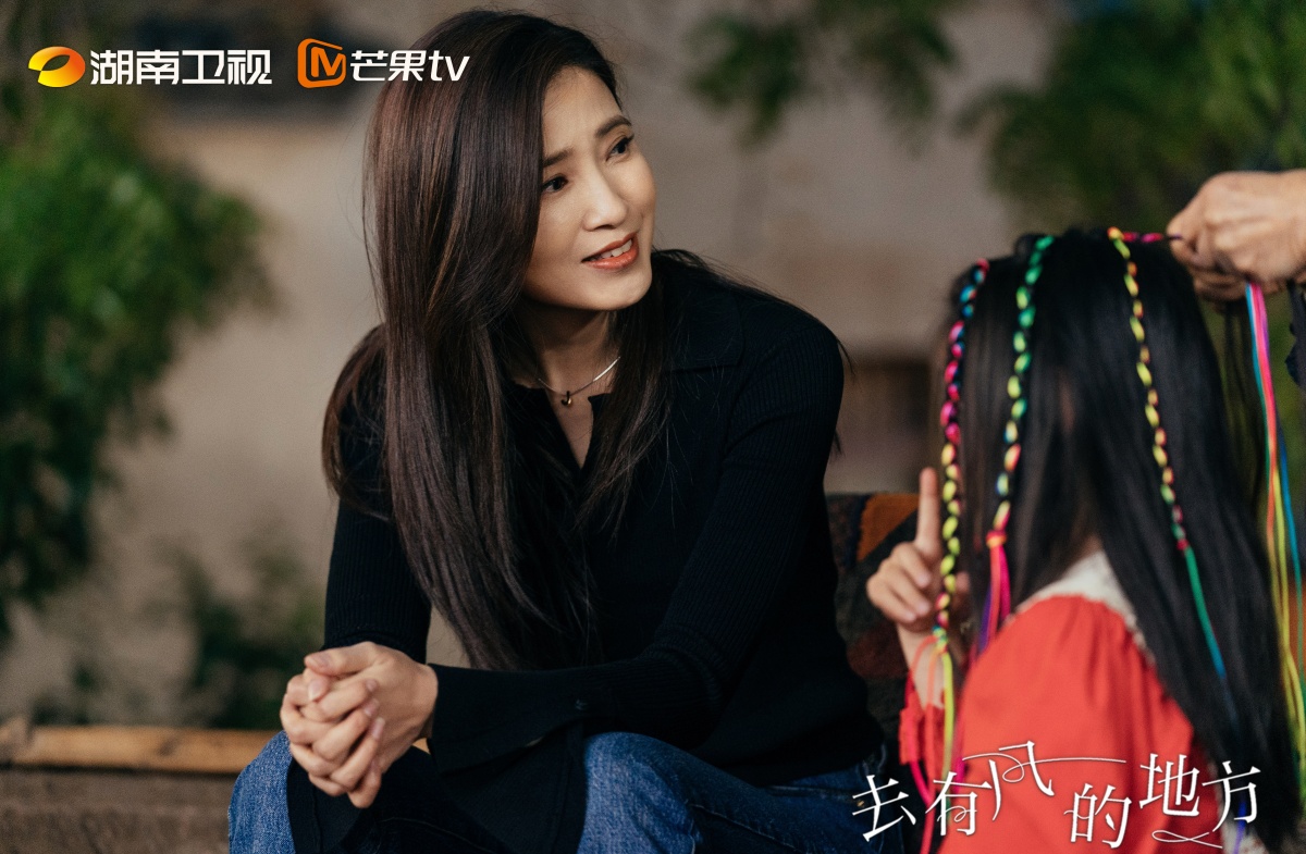 거유풍적지방-소녀 머리따주는 중년여자