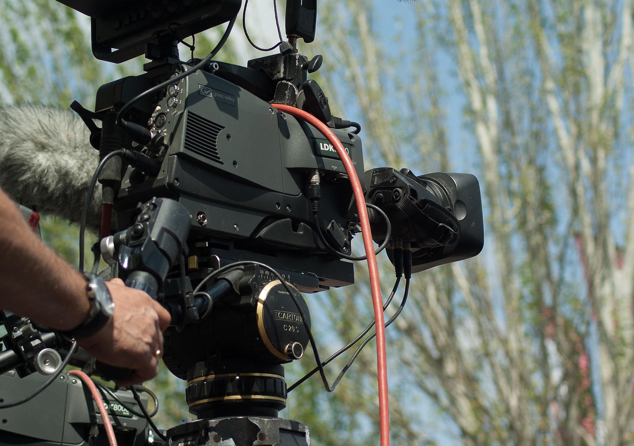 실외촬영중인 카메라 사진