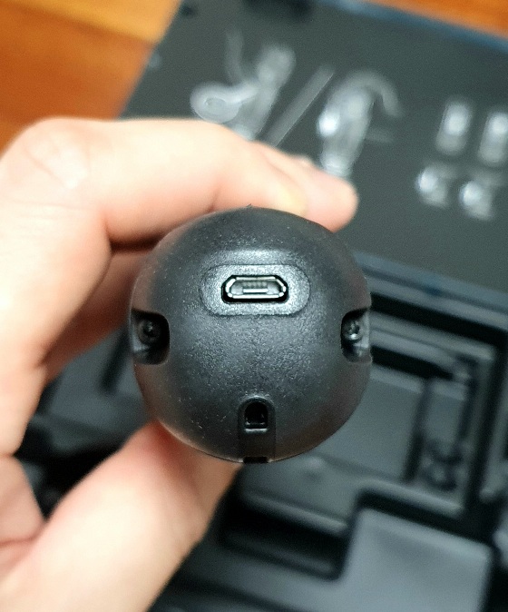 아쉽게도 단자는 마이크로5핀이다.