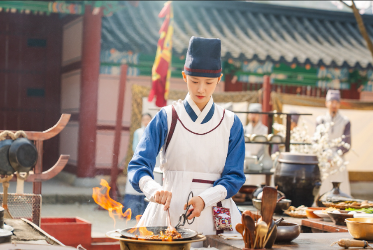 음식을 만드는 윤아 배우님의 모습