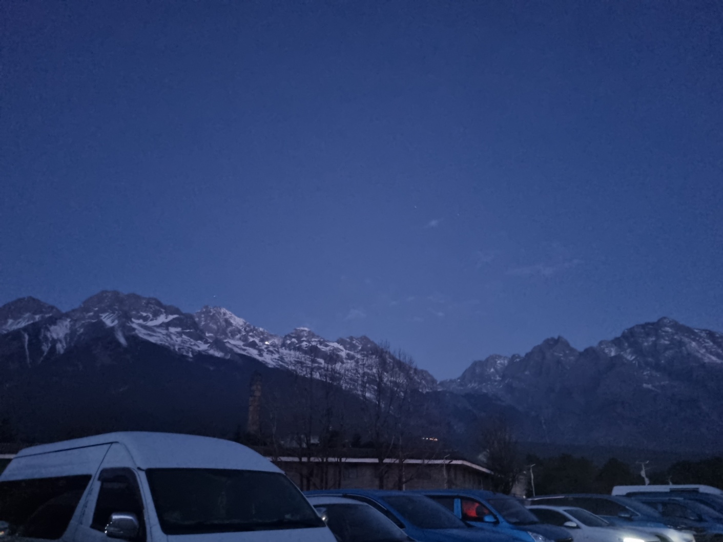 해뜨기 전 옥룡설산