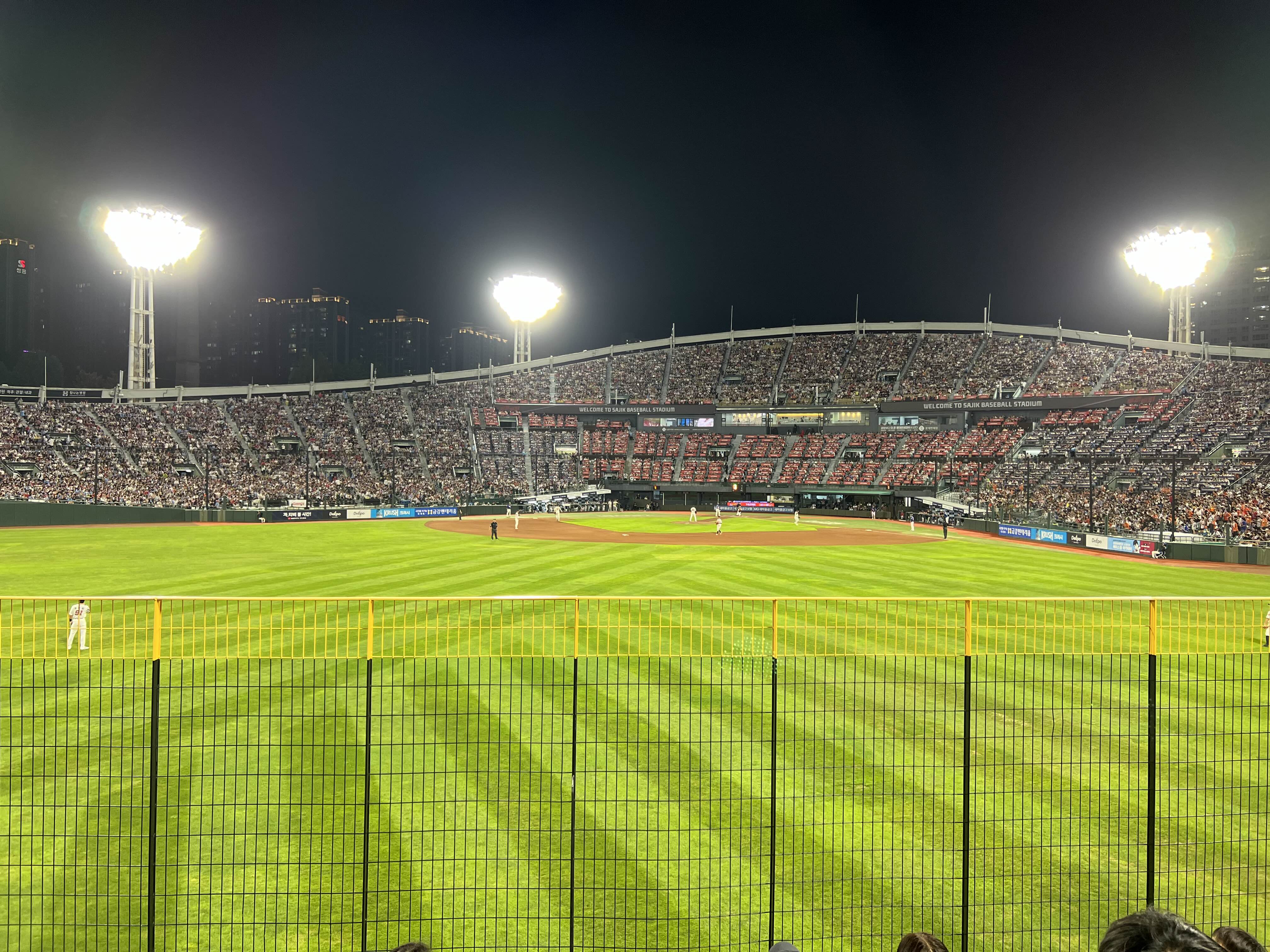 사직 야구장 외야에서 바라 본 내야 모습