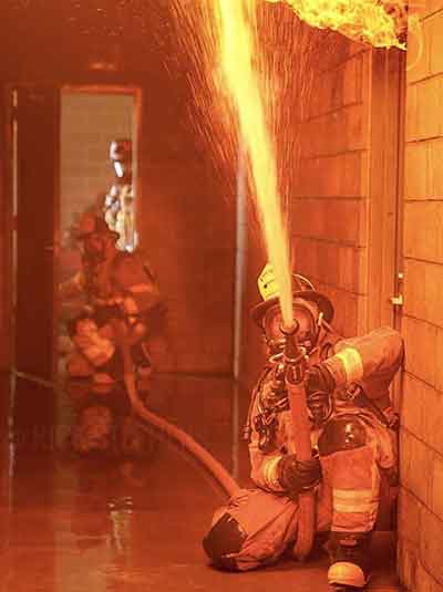 소방사가 불끄는 모습