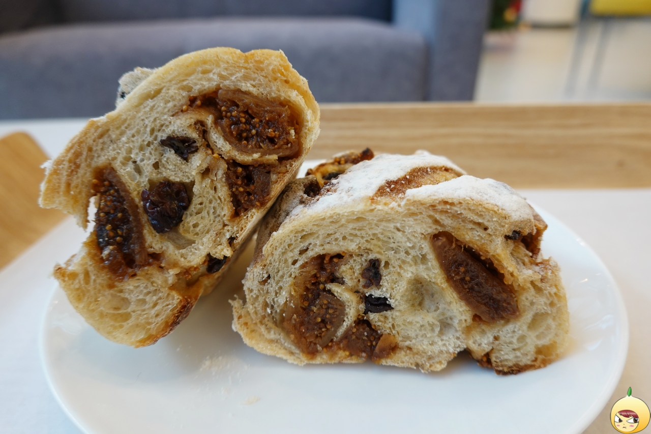 호밀빵무화과꺔빠뉴 단면