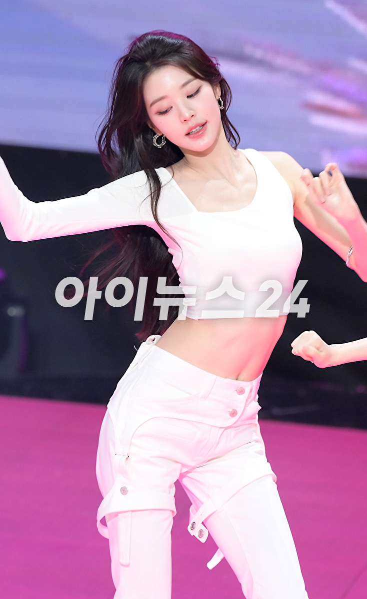 그룹 아이브(IVE)가 18일 오후 서울 마포구 상암동 SBS프리즘타워 오디토리움에서 진행된 SBS M &#39;더쇼&#39; 생방송 현장에서 멋진 무대를 선보이고 있다. [사진=정소희 기자]