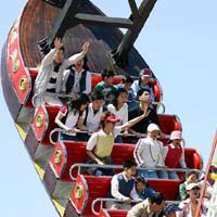 바이킹-놀이기구를-타는-사람들-사진