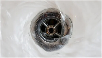 세면대 물 내려가는 모습