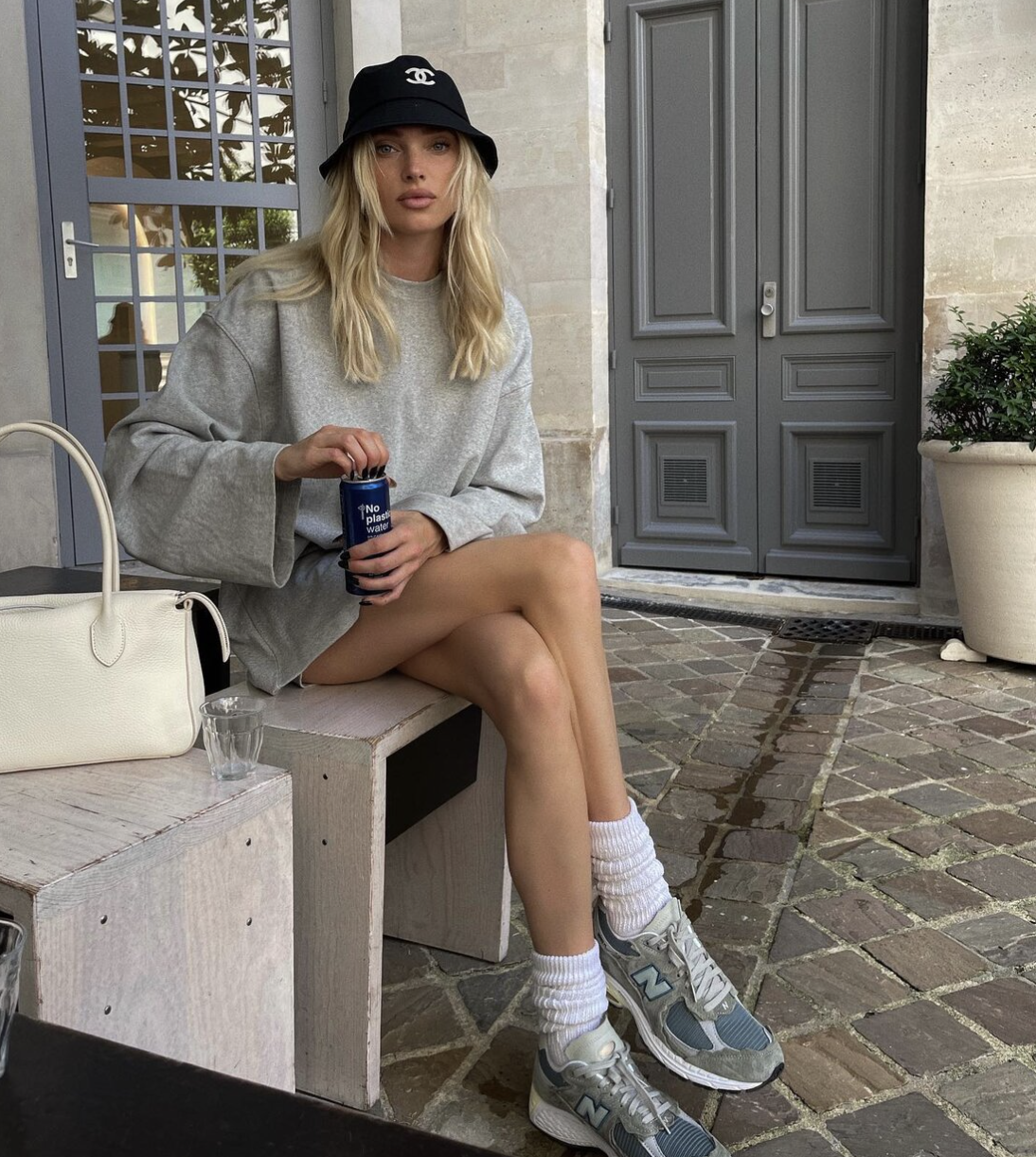 카이아 거버의 2002r 착용 사진