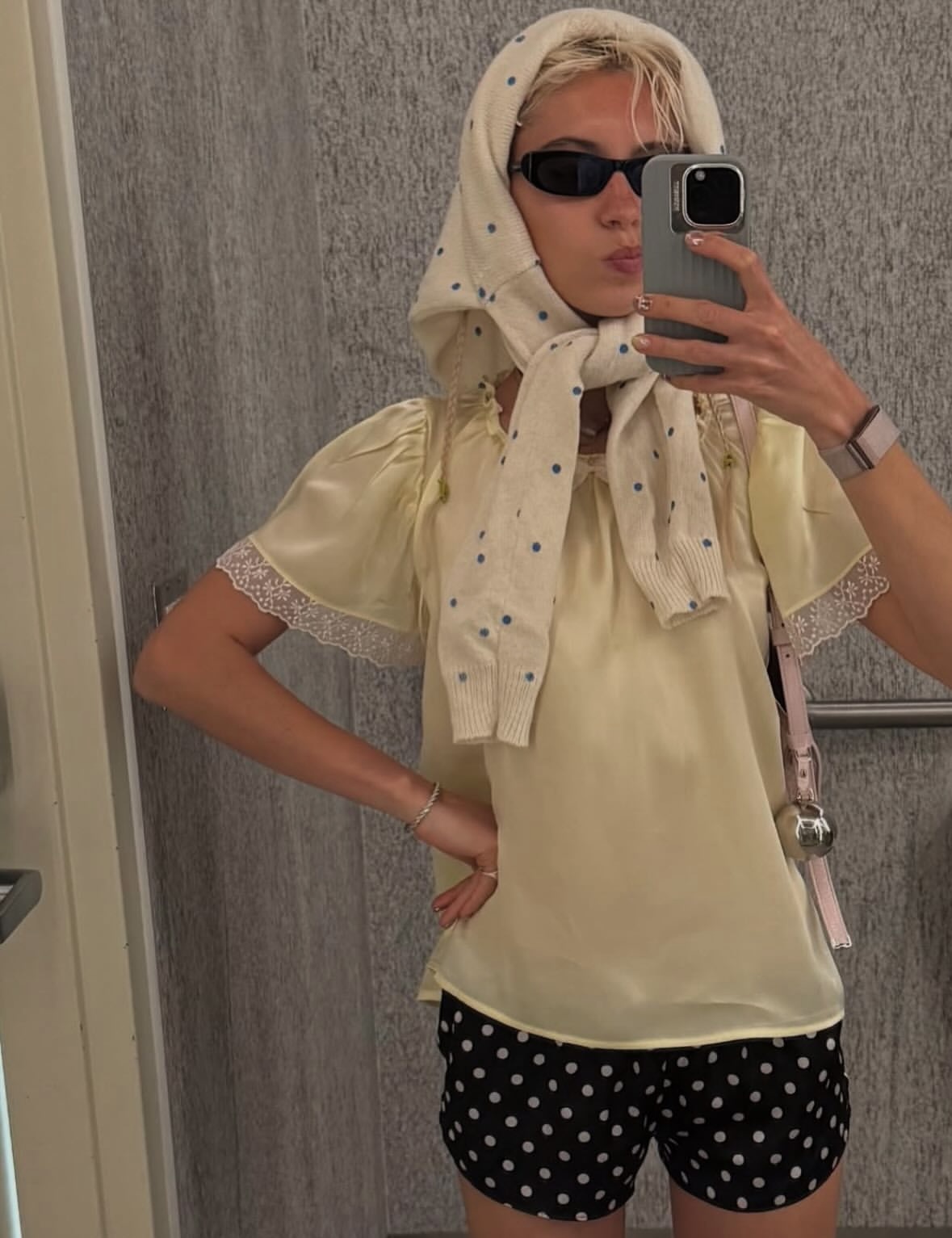 복고 감성의 스카프, 우아한 새틴 블라우스, 그리고 도트 쇼츠가 전해주는 여름의 따뜻한 온기 관련 사진