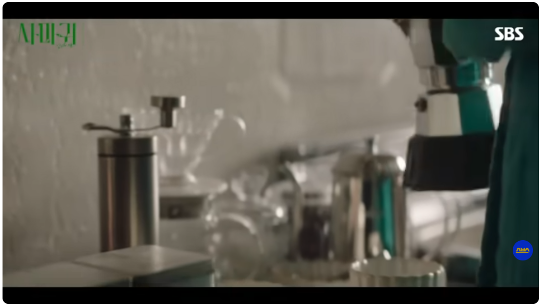 사마귀 1회 정이신 감옥에서 커피마시는 장면