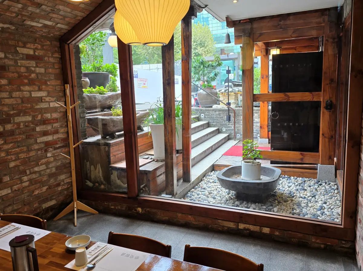 프라이빗 룸에서 바라보는 매장 입구쪽의 정원