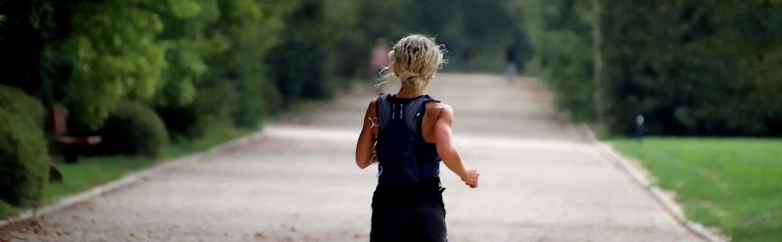 달리는 어르신의 뒷모습