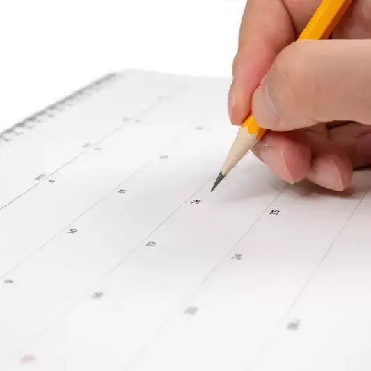 계약날짜를 달력에 적고 있는 모습