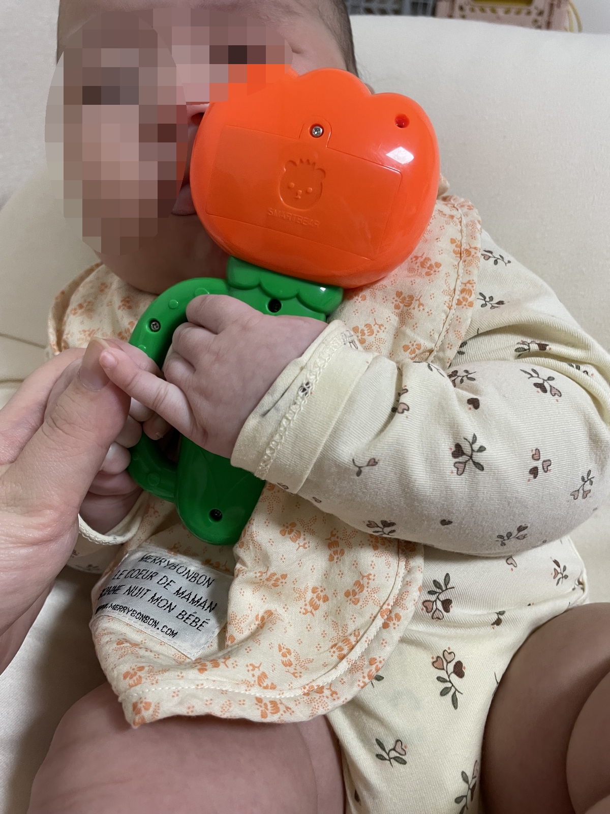 주황튤립 가지고 노는 아기