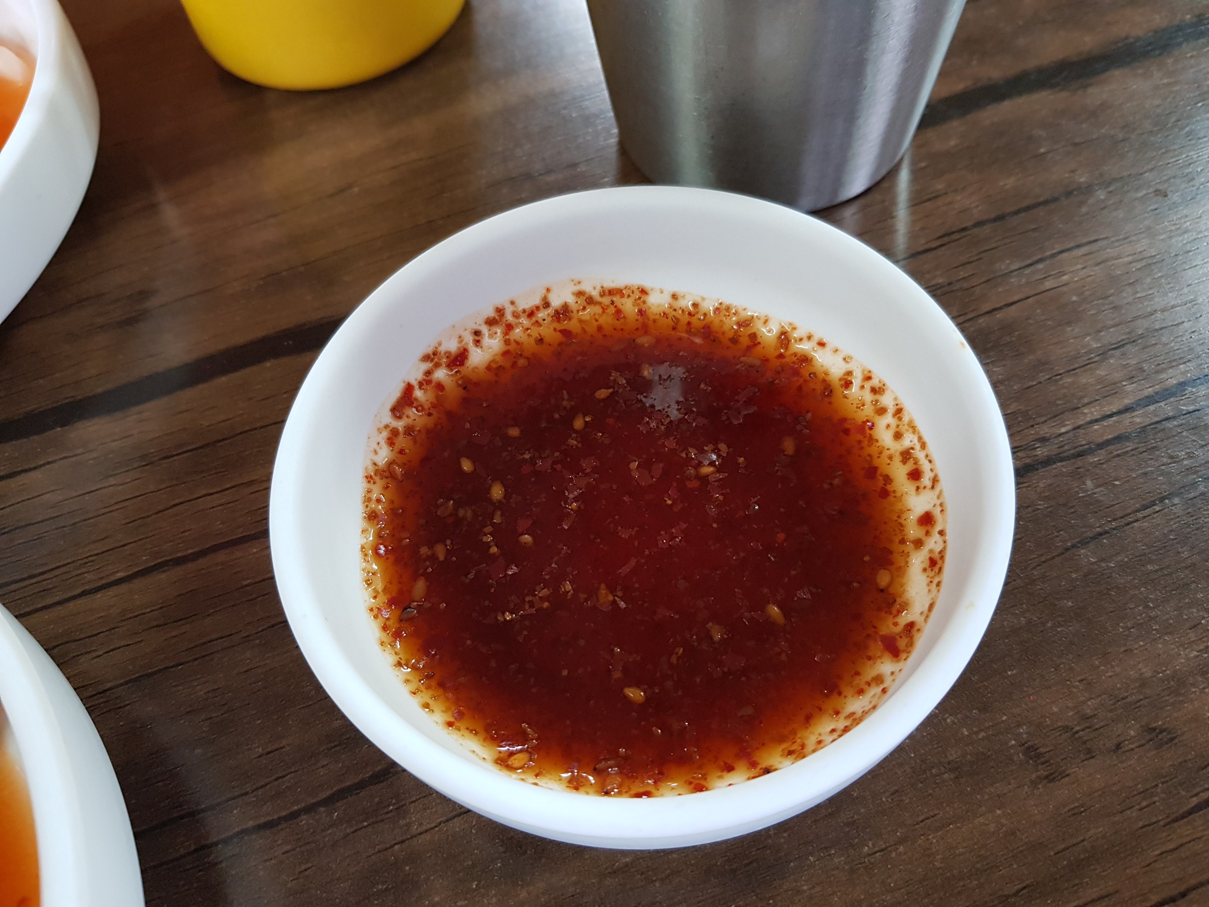 충주 삼정면옥 종지에 담긴 붉은 다진 양념장