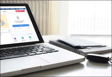 노트북 화면과 차 키