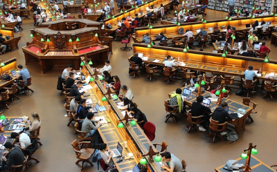 2025 국가장학금 신청기간 신청대상 및 방법과 관련있는 공부 중인 대학생들의 모습