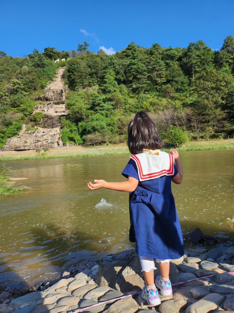 물가에서 노는 아이