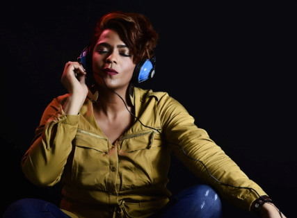 음악이 주는 효과 (이미지 : 픽사베이. 무료 상업적 이용가능) * 출처 : https://pixabay.com/ko/photos/%EC%84%B1%EC%9D%B8-%EC%9D%8C%EC%95%85-%EC%B2%AD%EC%B7%A8-%EC%86%8C%EB%A6%AC-%EC%97%AC%EC%84%B1-3086302/