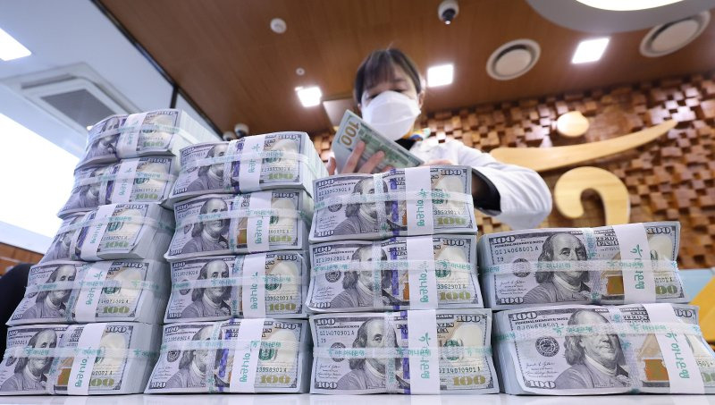 한은, 기준금리 2.50%로 동결&hellip;환율&middot;물가 부담에 '신중 모드'