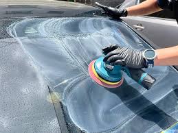 유막 제거제를 사용하여 유막을 제거하는 장면