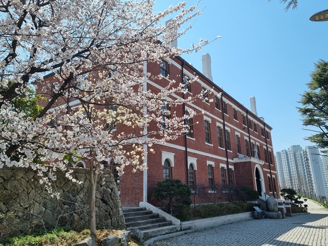 예전 광주교구청이었고, 현재 광주대교구 역사박물관 건물입니다.