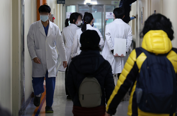 군의관과 공중보건의사(공보의)에게 '업무를 태만히 하라'는 취지 글이 의사 커뮤니티에 올라와 논란이 되고 있다. 사진은 지난 11일 서울시내 한 병원에서 파견근무에 나선 군의관. [사진=뉴시스]