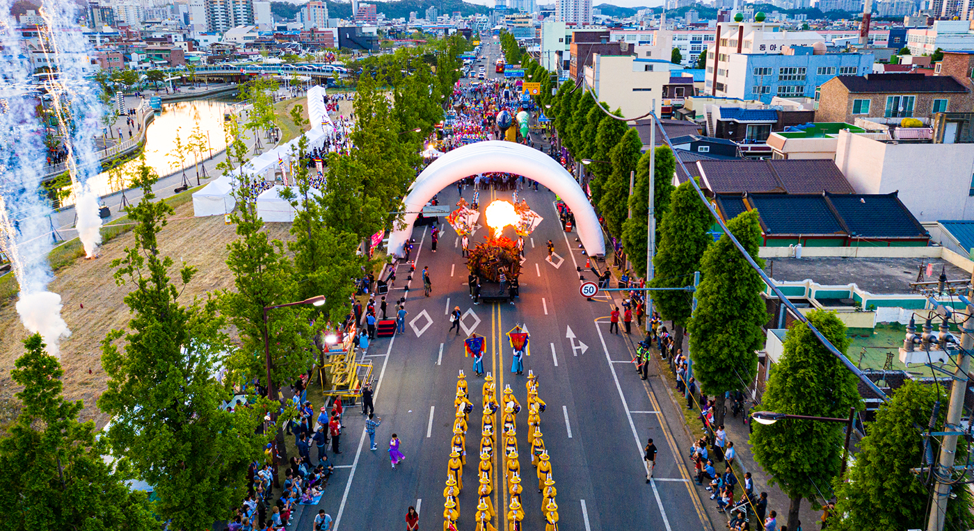 불꽃놀이 전 개막식 퍼레이드