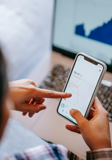 주식차트를 보는 모습