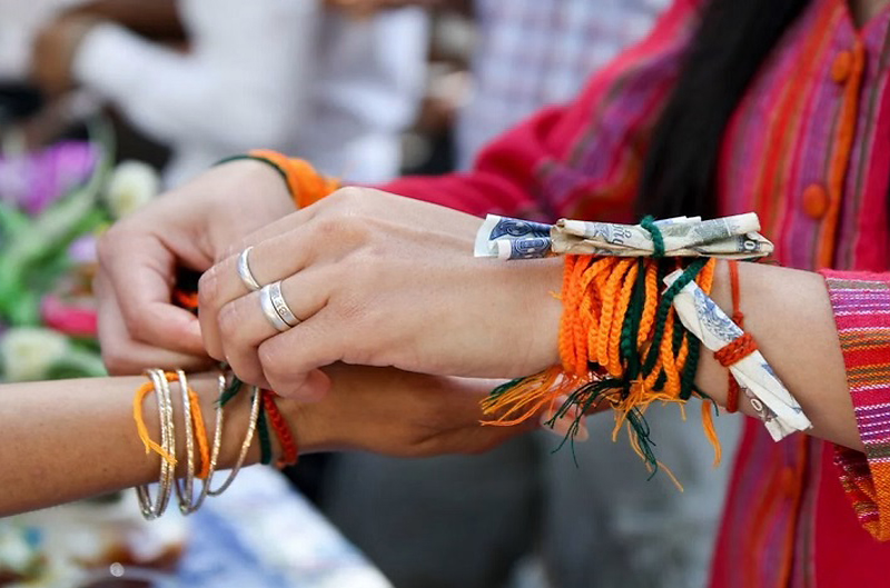 라오스의 '바씨'....어른이 아이의 팔목에 '바씨'를 묶어 주며 축복해 주고 있다. 형형색색의색의 실들을 여러 겹으로 팔목에 묶고 있다.