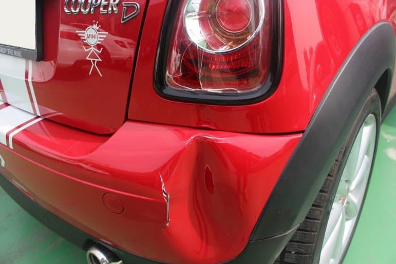 찌그러진 자동차 범퍼