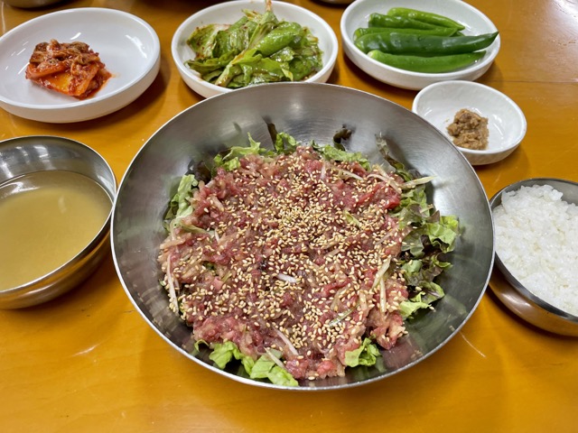청도가마솥국밥-상차림에-수북히-올라온-육회의-엄청난-양