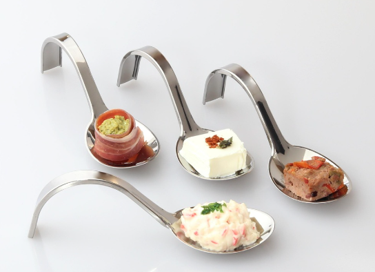 적은 음식이 담긴 식단 사진