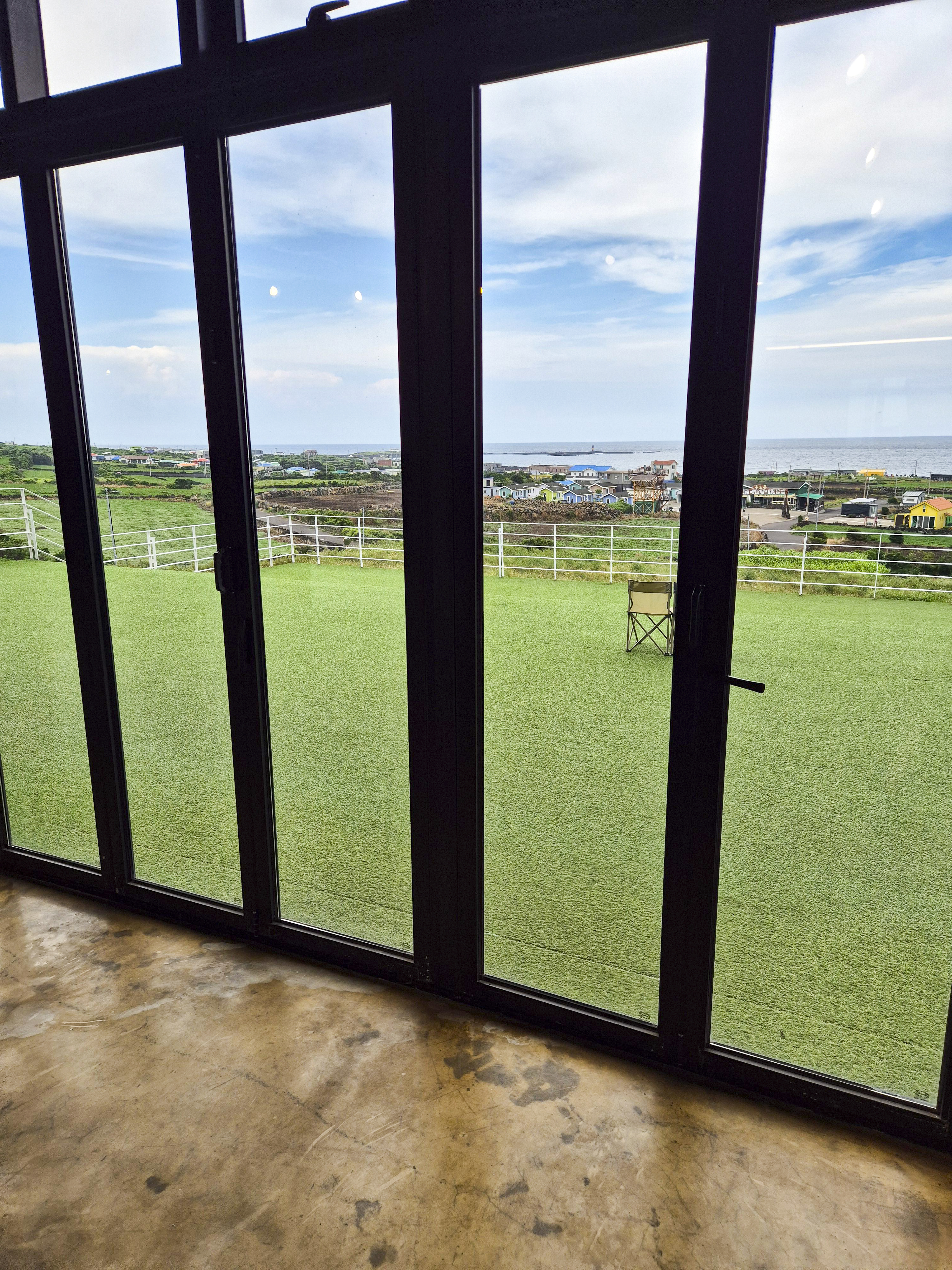 카페 내부에서 바라본 바깥 풍경 모습