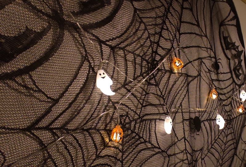 조명을 가까이서 찍은모습 호박과 유령모양